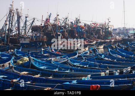 ESSAOUIRA, MAROKKO - 29. SEPTEMBER. 2011: Unzählige blaue Fischerboote zusammen in einem völlig überfüllten Hafen drückte Stockfoto