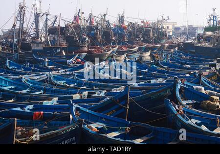 ESSAOUIRA, MAROKKO - 29. SEPTEMBER. 2011: Unzählige blaue Fischerboote zusammen in einem völlig überfüllten Hafen drückte Stockfoto