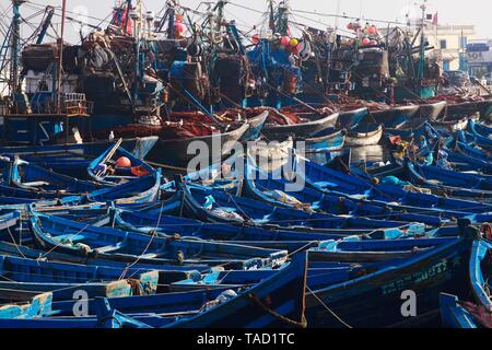 ESSAOUIRA, MAROKKO - 29. SEPTEMBER. 2011: Unzählige blaue Fischerboote zusammen in einem völlig überfüllten Hafen drückte Stockfoto