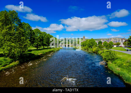 Der Fluss Tweed fließt durch die Scottish Borders Stadt Peebles, Schottland Stockfoto