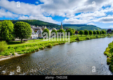 Der Fluss Tweed fließt durch die Scottish Borders Stadt Peebles, Schottland Stockfoto