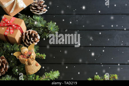 Weihnachtsschmuck aus Holz Hintergrund Stockfoto
