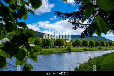 Der Fluss Tweed fließt durch die Scottish Borders Stadt Peebles, Schottland Stockfoto