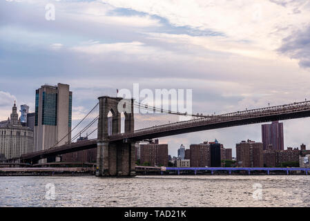 Skyline von der Brooklyn Bridge und modernen Wolkenkratzern von New York Bankenviertel und der Lower Manhattan bei Sonnenuntergang von der Brooklyn Bridge gesehen Stockfoto