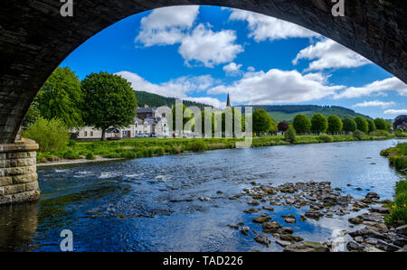 Der Fluss Tweed fließt durch die Scottish Borders Stadt Peebles, Schottland Stockfoto