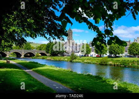 Der Fluss Tweed fließt durch die Scottish Borders Stadt Peebles, Schottland Stockfoto