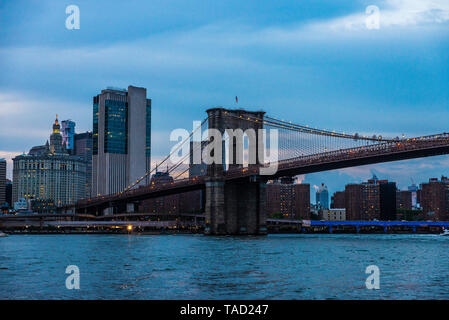 Skyline von der Brooklyn Bridge und modernen Wolkenkratzern von New York Bankenviertel und der Lower Manhattan bei Sonnenuntergang von der Brooklyn Bridge gesehen Stockfoto