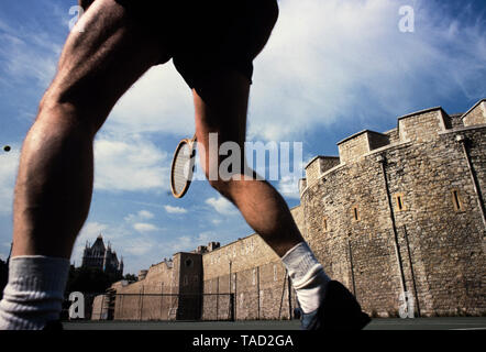 Tower of London, London England 1985 Fotos mit Erlaubnis für die Illustrated London News Magazin 1985, wo ich den Zugang hinter die Kulissen hatte vor und nach der Turm geöffnet und für die Öffentlichkeit geschlossen. Der Tower von London, offiziell Her Majesty's Royal Palace und Festung der Tower von London, ist eine historische Burg auf dem Nordufer der Themse im Zentrum von London. Er liegt im Londoner Stadtteil Tower Hamlets, vom östlichen Rand der Square Mile der Stadt London, die von der Open Space als Tower Hill. Es wurde Ende 1066 als gegründet. Stockfoto