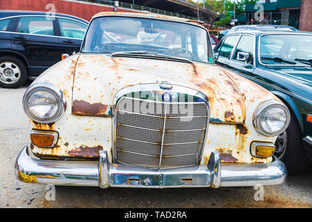 New York City, USA - 31. Juli 2018: Altes auto Mercedes retro White auf einer Straße in Brooklyn, New York City, USA geparkt Stockfoto