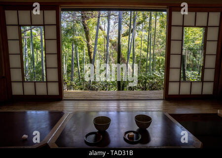 Teekerimonie im Teehaus der Bergvilla von Okochi, dem ehemaligen Haus und Garten des Schauspielers Denjirō Ōkōchi in Arashiyama, Kyoto. Stockfoto