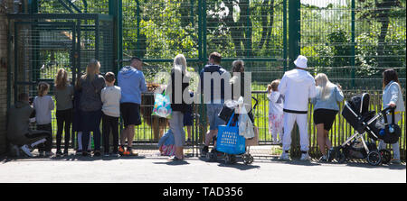 Menschen zu Besuch in Blackpool Zoo auf einem warmen und sonnigen Tag Stockfoto