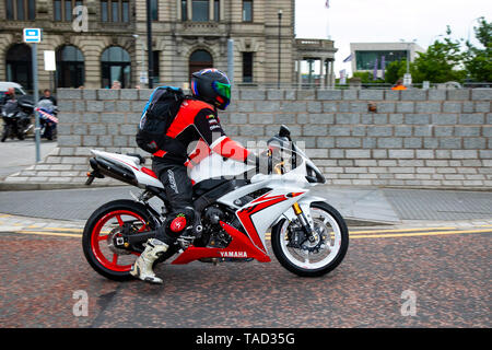 Liverpool, Merseyside. 24. Mai, 2019 UK Wetter: Schön, ruhigen Bedingungen wie bis zu 200 Motorradfahrer Warteschlange an Bord am Morgen mit der Fähre auf die Isle of Man die Insel TT Rennen teilzunehmen. Zusätzliche Fährverbindungen werden hinzugefügt werden, um die große Nachfrage für die Zuschauer reisen Top motor sport Die diesjährige Woche der qualifizierenden Ereignis und die schnellste Straße Rennen auf dem Planeten zu besuchen, zu bewältigen. Credit: MediaWorldImages/AlamyLiveNews Stockfoto