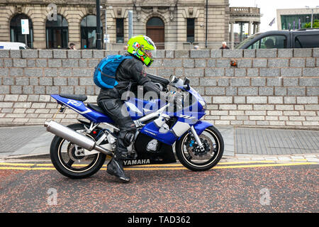 Yamaha YZF-R6; Sportfahrrad der Klasse 600 von Yamaha in Liverpool, Merseyside. Mai 2019 Wetter in Großbritannien: Gute, ruhige Bedingungen, da bis zu 200 Motorradfahrer an Bord der morgendlichen Fähre zur Insel Man warten, um an den TT-Rennen der Insel teilzunehmen. Zusätzliche Fährverbindungen sollen hinzugefügt werden, um der großen Nachfrage nach Zuschauern gerecht zu werden, die an der diesjährigen Top-Motorsportwoche der Qualifikation und dem schnellsten Straßenrennen der Welt teilnehmen. Kredit: MediaWorldImages/AlamyLiveNews Stockfoto