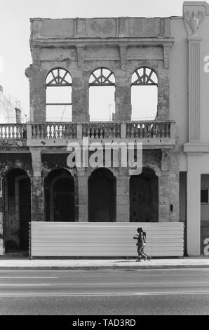 Alte und oft verlassene, Gebäude vor dem Malecón, neben der Waterfront in Havanna Kuba Stockfoto