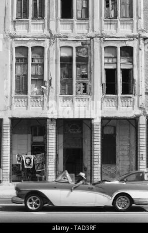 Alte und oft verlassene, Gebäude vor dem Malecón, neben der Waterfront in Havanna Kuba Stockfoto