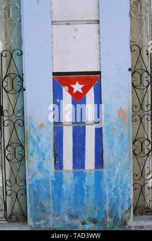 Die kubanische Flagge ist an der Eingangstür eines Hauses in Havanna lackiert Stockfoto