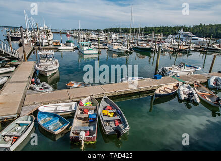 Maine Marina: Boote von vielen Arten, große und kleine, an einem Jachthafen im Südosten von Maine zu sammeln. Stockfoto