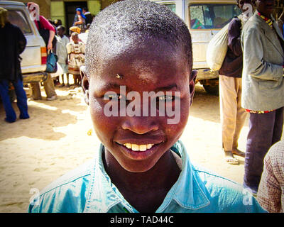 TIMBUKTU, MALI - Februar circa, 2019. Nicht identifizierte Malischen Junge lächelt und stellt in der Straße in Timbuktu. Kinder in Afrika leiden der Armut aufgrund Stockfoto