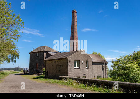 Middleton Top restaurierte Dampflok Haus, Rollmaterial und Blick auf die Landschaft, High Peak Trail, Matlock, Derbyshire. England Stockfoto