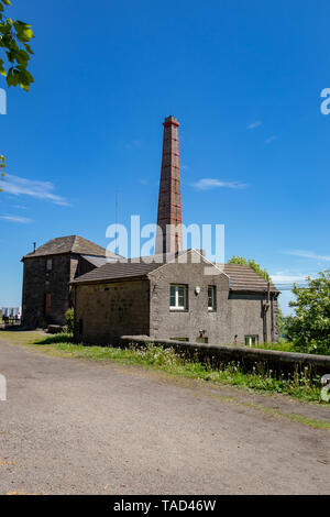 Middleton Top restaurierte Dampflok Haus, Rollmaterial und Blick auf die Landschaft, High Peak Trail, Matlock, Derbyshire. England Stockfoto