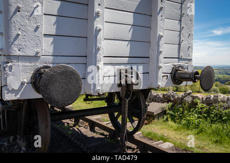 Middleton Top restaurierte Dampflok Haus, Rollmaterial und Blick auf die Landschaft, High Peak Trail, Matlock, Derbyshire. England Stockfoto