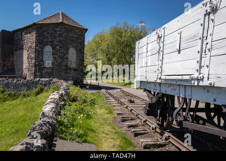 Middleton Top restaurierte Dampflok Haus, Rollmaterial und Blick auf die Landschaft, High Peak Trail, Matlock, Derbyshire. England Stockfoto