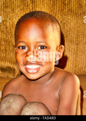 TIMBUKTU, MALI - Februar circa, 2019. Nicht identifizierte Malischen Junge lächelt und stellt in der Straße in Timbuktu. Kinder in Afrika leiden der Armut aufgrund Stockfoto