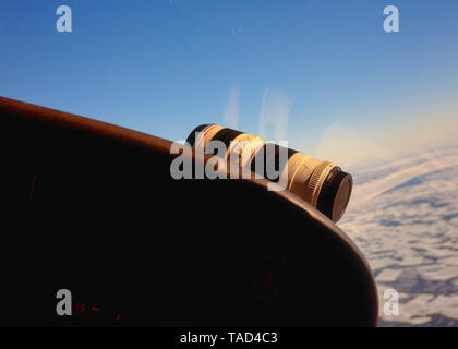 Kameralinse auf Cockpit dash ruht während des Fluges. Stockfoto