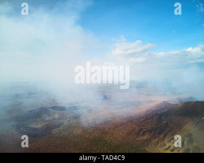 Rauch fliegt von Crater Volcano in Nicaragua Landschaft mit blauen Himmel Platz Stockfoto