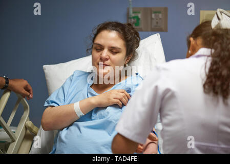 Krankenschwester Verfahren an Patienten im Krankenhaus bed Stockfoto