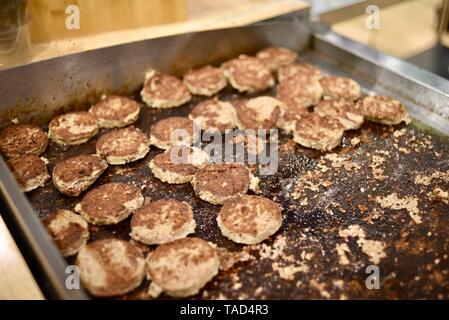 Fleischlose (Fleisch) unmöglich Burger aus unmöglichen Lebensmittel. Grillen vegetarische, vegane Burger auf pflanzlicher Basis. National Restaurant zeigen, Chicago, USA Stockfoto