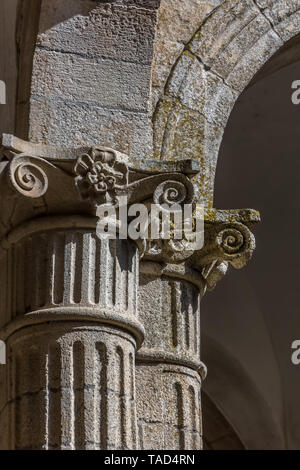 Detailansicht einer ionischen Stil Kapital Spalte, romanischen Säulen Galerie, Portugal Stockfoto