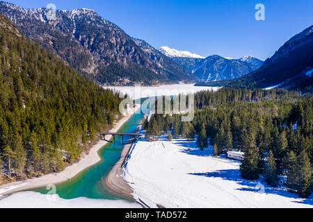 Österreich, Tirol, Ammergauer Alpen, Heiterwanger Siehe im Winter, Luftaufnahme Stockfoto