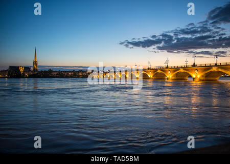 Frankreich, Bordeaux, historische Brücke Pont de Pierre in den Fluss Garonne bei Sonnenuntergang Stockfoto