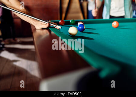 Nahaufnahme der Mann spielt Billard Stockfoto