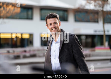 Portrait von lächelnden Geschäftsmann in der Stadt Stockfoto