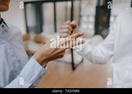 Business Seminarraum descisions, spielen Schere Papier Stein Stockfoto