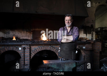 Porträt von zuversichtlich Schmied in seinem Atelier Stockfoto