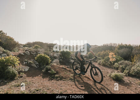 Spanien, Lanzarote, Mountainbiker auf einer Reise in Wüstenhaft Landschaft Stockfoto