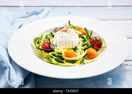 Zucchini Nudeln mit gebackenen Tomaten, burrata Käse, Pfeffer und Olivenöl Stockfoto