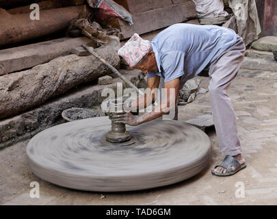 Potter drehen Tontopf auf Rad in der Nähe von Kumale Tol (Töpfern, Keramik), Bhaktapur, Tal von Kathmandu, Nepal Stockfoto