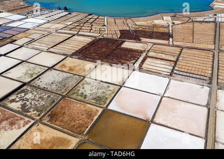 Spanien, Kanarische Inseln, Lanzarote, Yaiza, salzgewinnung Felder, Luftaufnahme Stockfoto