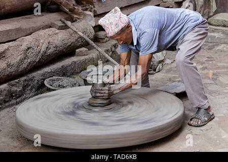 Potter drehen Tontopf auf Rad in der Nähe von Kumale Tol (Töpfern, Keramik), Bhaktapur, Tal von Kathmandu, Nepal Stockfoto