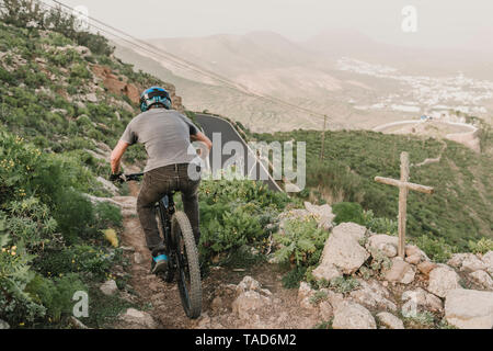 Spanien, Lanzarote, Mountainbiker auf eine Spur in den Bergen Stockfoto