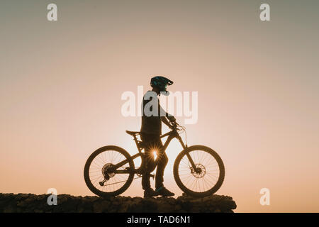 Spanien, Lanzarote, Mountainbiker auf einer Reise bei Sonnenuntergang Stockfoto