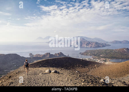 Äolische Inseln, Vulcano, Wanderer am Vulkan Stockfoto