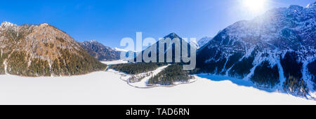 Österreich, Tirol, Ammergauer Alpen, Heiterwanger Siehe im Winter, Luftaufnahme Stockfoto