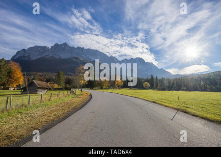 Deutschland, Garmisch-Partenkirchen, Grainau, Blick zum Wettersteingebirge mit Waxenstein Stockfoto