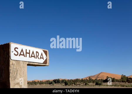 Marokko, Taouz, Merzouga, Erg Chebbi, Wegweiser zu Sahara Stockfoto