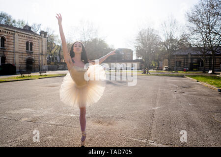 Italien, Verona, Ballerina tanzen in der Stadt Stockfoto